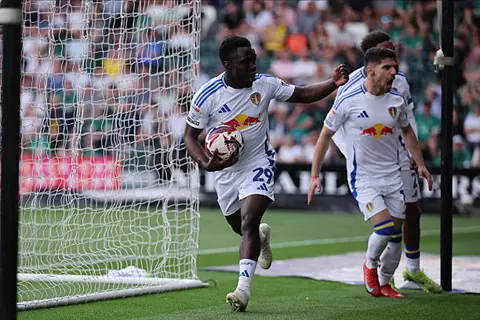 بفارق الأهداف.. ليدز يحصد لقب تشامبيونشيب في الـ+90